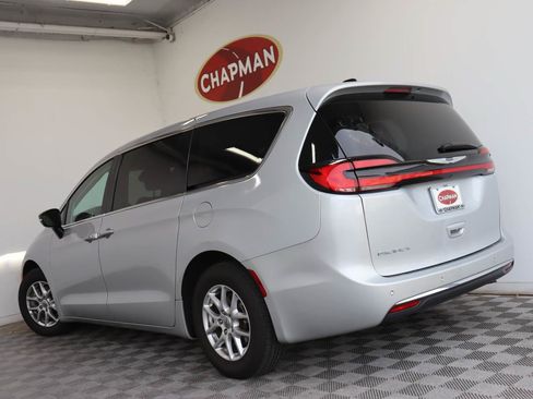 Used 2024 Chrysler Pacifica Touring-L FWD image 4