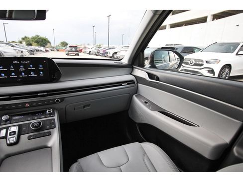 Certified 2025 Hyundai Palisade SEL FWD image 12
