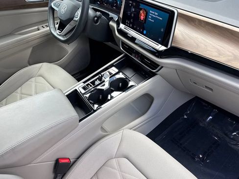 Used 2024 Volkswagen Atlas SE w/ Panoramic Sunroof Package AWD/4WD image 16