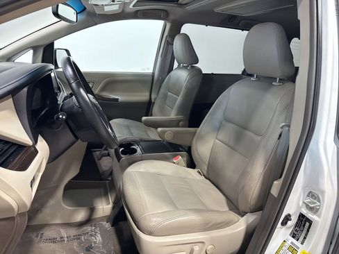 Used 2017 Toyota Sienna XLE Premium FWD image 26