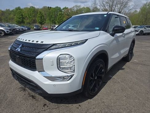 Used 2023 Mitsubishi Outlander SE AWD/4WD image 3