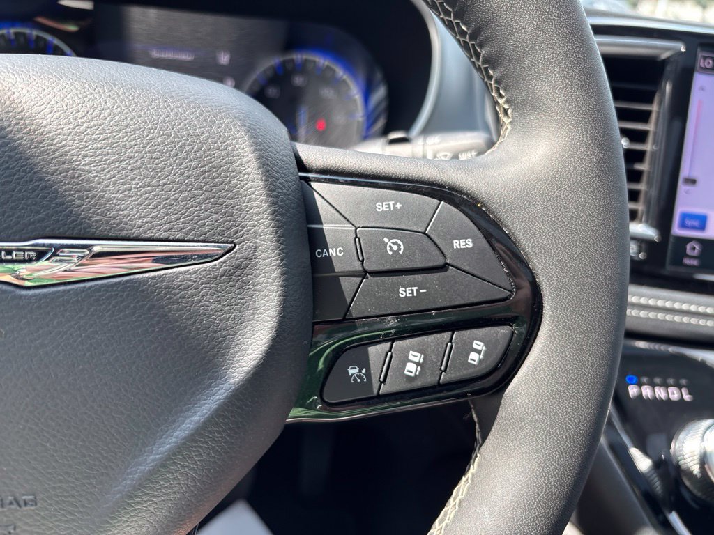 Used 2025 Chrysler Pacifica Limited FWD image 37