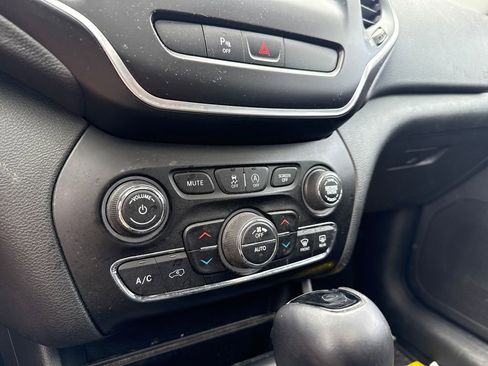 Used 2019 Jeep Cherokee Latitude Plus image 18