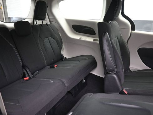 Used 2020 Chrysler Voyager LX FWD image 9