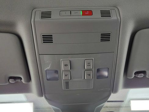 Used 2025 Volkswagen Jetta SE FWD image 28