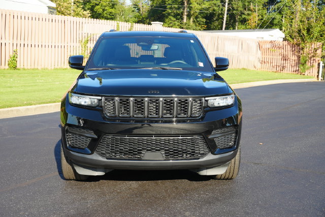 Used 2024 Jeep Grand Cherokee Altitude AWD/4WD image 2