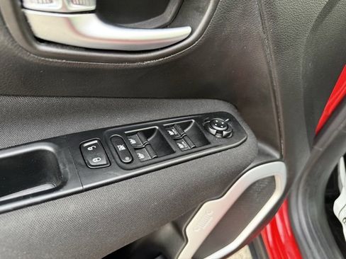 Used 2019 Jeep Renegade Latitude image 18