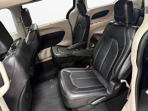 Used 2023 Chrysler Pacifica Touring-L FWD image 13