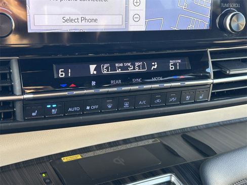 Used 2023 Toyota Sienna Platinum image 36