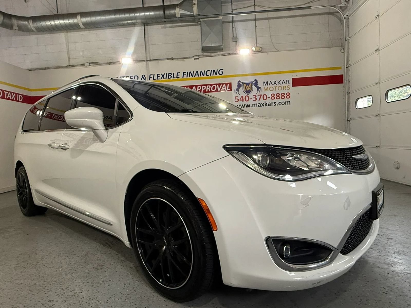 Used 2018 Chrysler Pacifica Touring-L FWD image 1