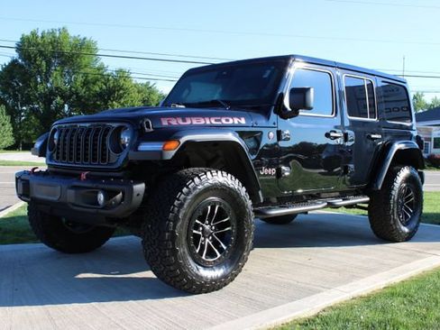 Used 2025 Jeep Wrangler Unlimited Rubicon AWD/4WD image 9