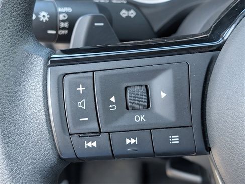 Used 2023 Nissan Rogue SV image 12