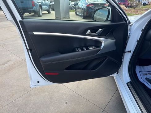 Used 2023 Genesis G70 2.0T image 23