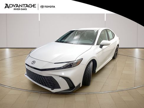 Used 2025 Toyota Camry SE FWD image 4