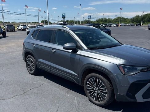 Used 2025 Volkswagen Taos SE FWD image 9
