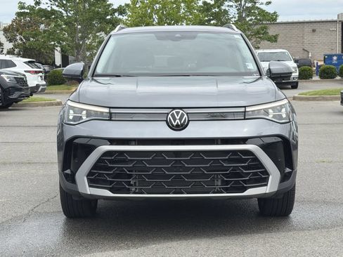 Used 2025 Volkswagen Taos SEL AWD/4WD image 8