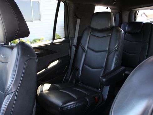 Used 2018 Cadillac Escalade Platinum AWD/4WD image 43