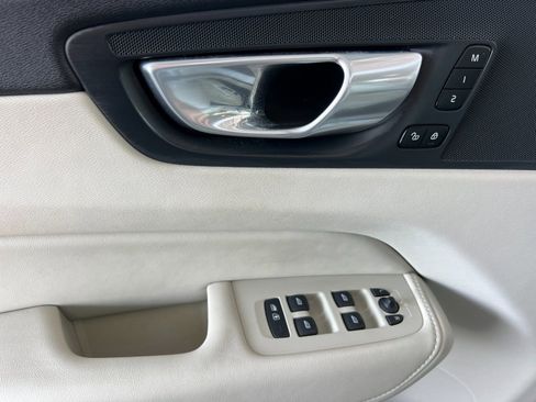 Used 2023 Volvo XC60 B5 Plus image 10