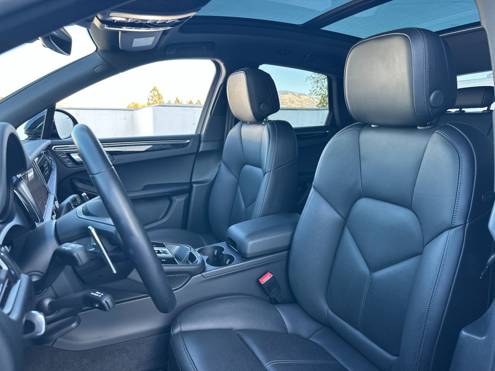 Used 2026 Porsche Macan AWD/4WD image 6