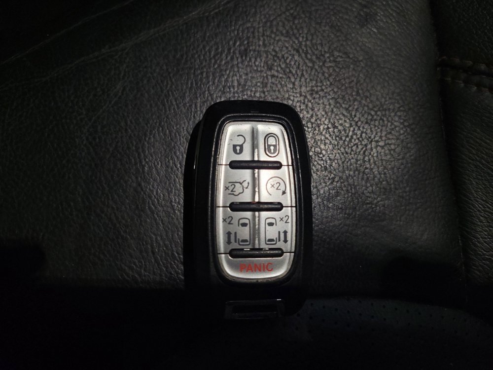 Used 2018 Chrysler Pacifica Touring-L FWD image 32