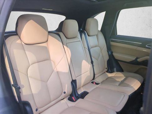 Used 2018 Porsche Cayenne S image 23