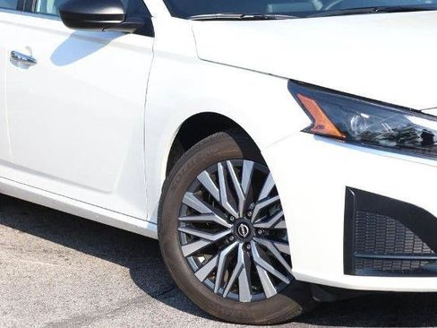 Used 2025 Nissan Altima 2.5 SV FWD image 3