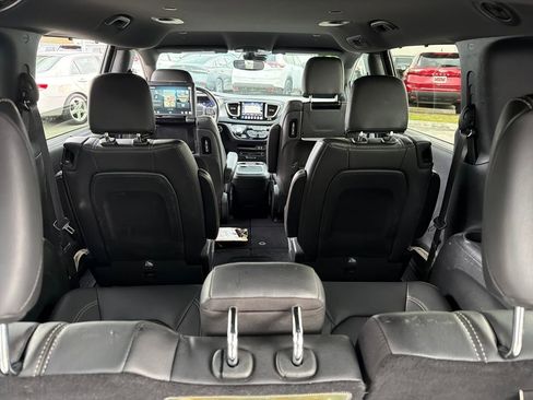 Used 2020 Chrysler Pacifica Touring-L Plus w/ Advanced Safetytec Group FWD image 35