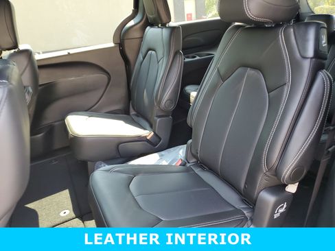 New 2026 Chrysler Pacifica Select image 27