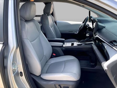 Used 2025 Toyota Sienna XLE FWD image 9