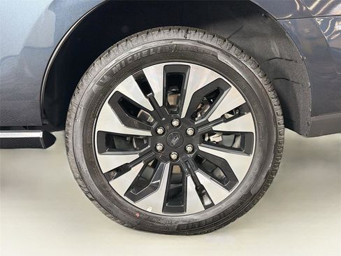 Used 2025 Ford Expedition Platinum w/ Driver's Package AWD/4WD image 34