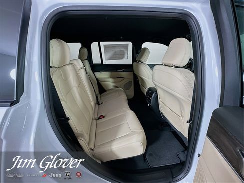 New 2025 Jeep Grand Cherokee Limited w/ Black Appearance Package image 17