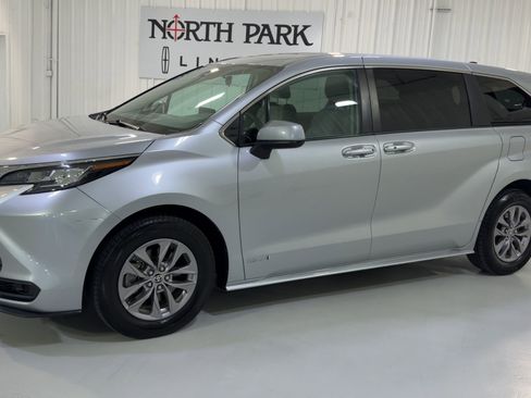 Used 2021 Toyota Sienna LE FWD image 6