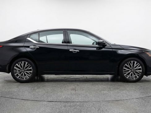 Used 2025 Nissan Altima 2.5 SV FWD image 11