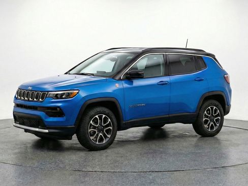 Used 2025 Jeep Compass Trailhawk image 3