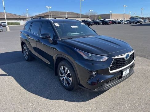 Used 2024 Toyota Highlander XLE image 3