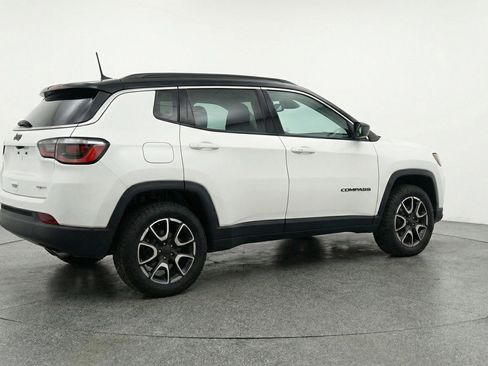 Used 2025 Jeep Compass Trailhawk image 9