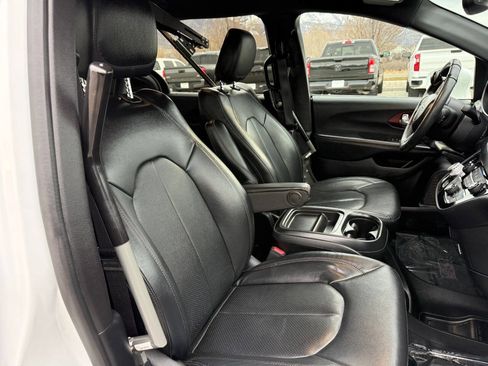 Used 2020 Chrysler Pacifica Touring-L FWD image 20