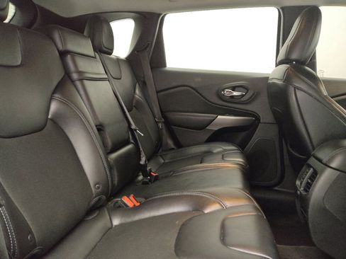 Used 2019 Jeep Cherokee Latitude Plus w/ Cold Weather Group AWD/4WD image 19