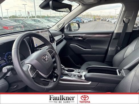Used 2025 Toyota Highlander Limited AWD/4WD image 24