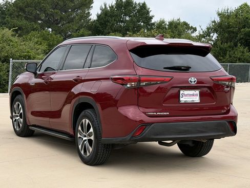 Used 2020 Toyota Highlander XLE FWD image 4