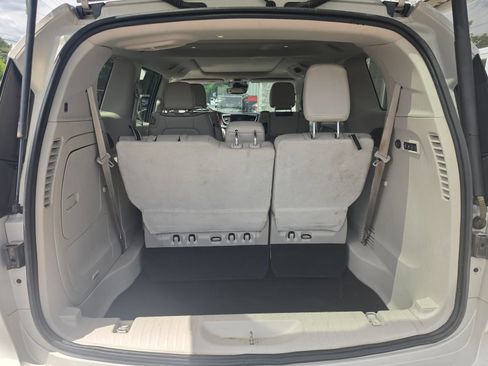 Used 2017 Chrysler Pacifica Limited w/ UConnect Theater Package FWD image 7