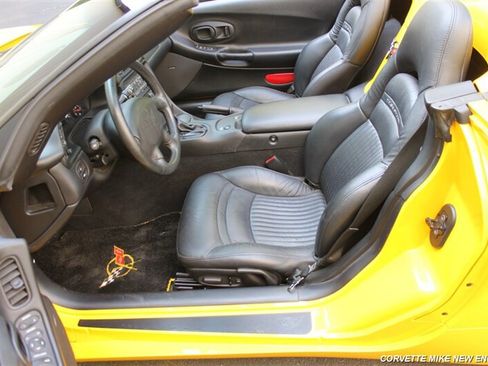 Used 2004 Chevrolet Corvette Convertible w/ Preferred Equipment Group RWD image 27