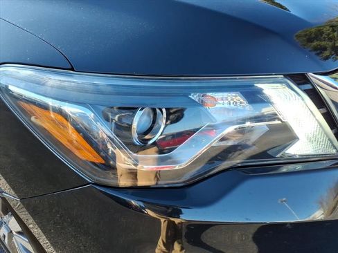 Used 2019 Nissan Pathfinder SV image 2