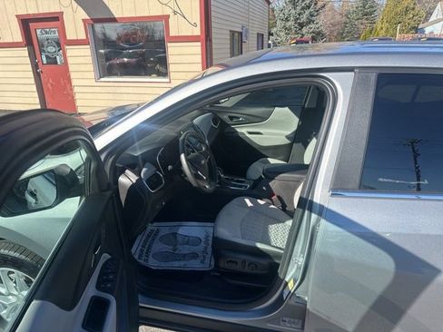 Used 2024 Chevrolet Equinox LT image 2