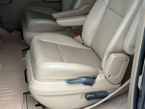Used 2011 Volkswagen Routan SE FWD image 12