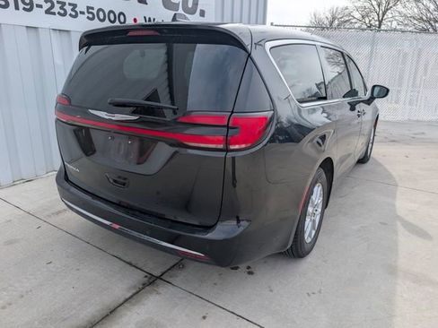 Used 2023 Chrysler Pacifica Touring-L FWD image 18