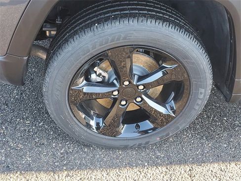 New 2025 Jeep Grand Cherokee L Altitude image 5