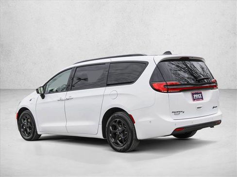 Used 2024 Chrysler Pacifica Premium image 7