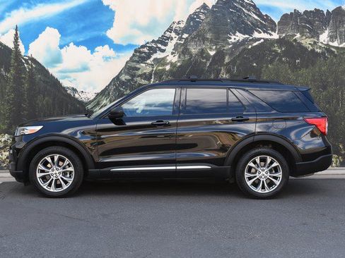 Used 2020 Ford Explorer XLT w/ Equipment Group 202A AWD/4WD image 7