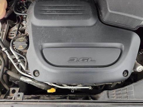 Used 2024 Chrysler Pacifica Touring-L image 21